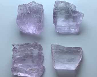 Kunzita rosa en bruto natural - 4 piezas / Cristal de espodumena crudo raro / Piedra curativa de color lila-rosa suave