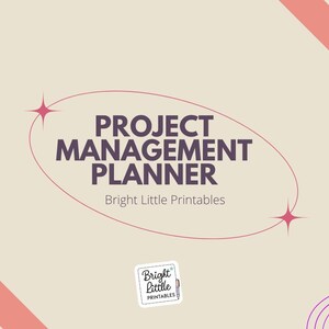 Könnte beinhalten: Beigefarbener Hintergrund mit dem Text "PROJECT MANAGEMENT PLANNER" in Dunkelviolett. Der Text befindet sich in einem hellrosa Oval mit Sternen. Die Worte "Bright Little Printables" stehen darunter. Rosa und violette Designelemente.
