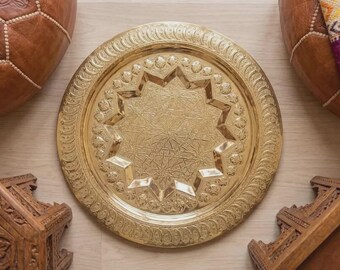Handgefertigter marokkanischer Messing-Tabletttisch, gravierter Gold-Kaffeetisch, verzierter Boho-Wohnkultur-Akzent