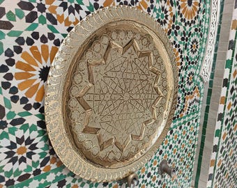 Handgraviertes marokkanisches Messingtablett, islamische geometrische Wanddekoration, Teetablett, Platzteller
