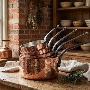 Set di pentole e padelle in rame martellato, 5 pezzi, artigianali, per un arredamento rustico da cucina in stile fattoria.