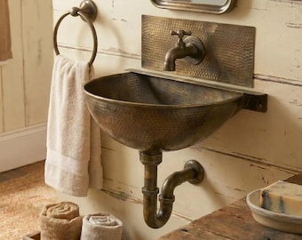 Handgehämmertes Messing an der Wand befestigtes Waschbecken, rustikales Badezimmer-Becken mit Wasserhahn