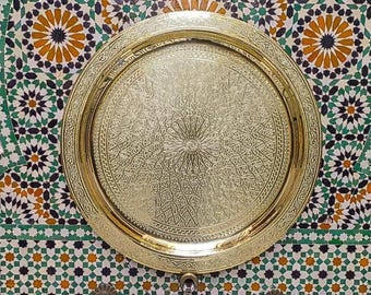 Handgraviertes marokkanisches Messingtablett, runde Servierplatte, geometrische Arabesken-Metallkunst, Fes-Dekor