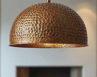 Handgemaakte hanglamp van gehamerd messing, industriële keukenverlichting
