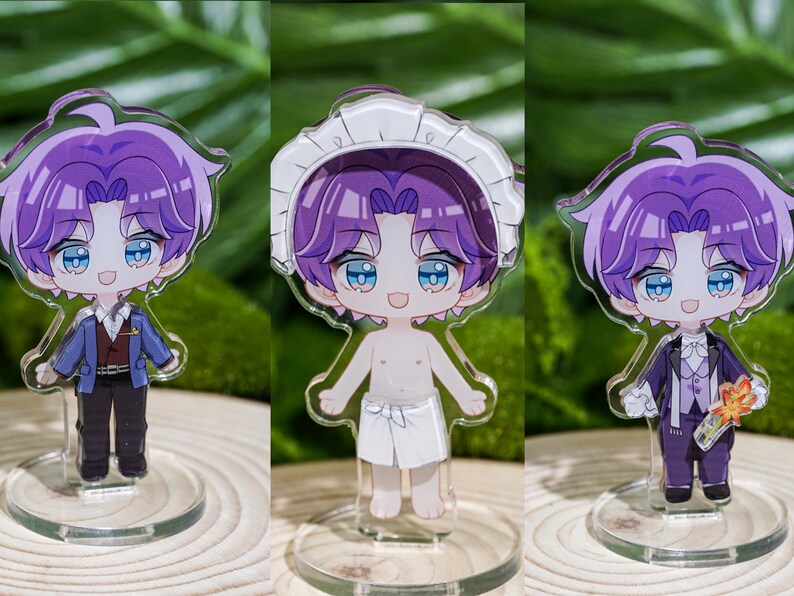 Peut inclure: Trois figurines acryliques de style anime d'un personnage aux cheveux violets et aux yeux bleus. Les figurines sont sur des socles circulaires transparents. Le personnage est repr&eacute;sent&eacute; dans diff&eacute;rentes tenues : un costume, une serviette et une tenue de c&eacute;r&eacute;monie.
