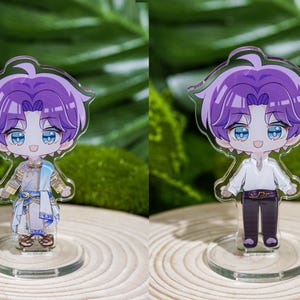Peut inclure: Deux figurines acryliques de personnages de style anime. L'une porte une tenue blanche et bleue avec des accents dor&eacute;s, l'autre une chemise blanche et un pantalon fonc&eacute;. Les deux ont des cheveux violets et des yeux bleus, sur des socles transparents.