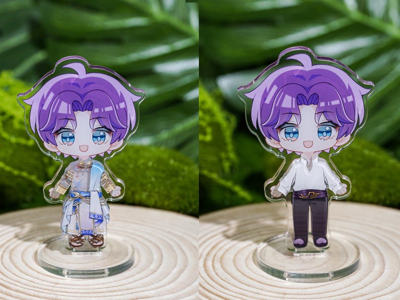 Peut inclure: Deux figurines acryliques de personnages de style anime. L'une porte une tenue blanche et bleue avec des accents dor&eacute;s, l'autre une chemise blanche et un pantalon fonc&eacute;. Les deux ont des cheveux violets et des yeux bleus, sur des socles transparents.