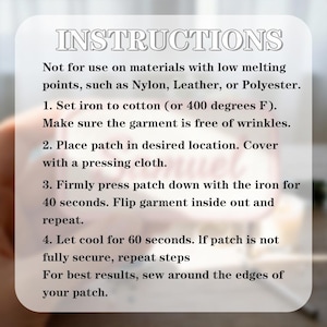 Pu&ograve; includere: Scheda rettangolare bianca con la parola "INSTRUCTIONS" in alto. Fornisce istruzioni dettagliate per applicare una toppa con il ferro da stiro, inclusi temperatura e tempo. Il testo &egrave; in un carattere chiaro e leggibile.