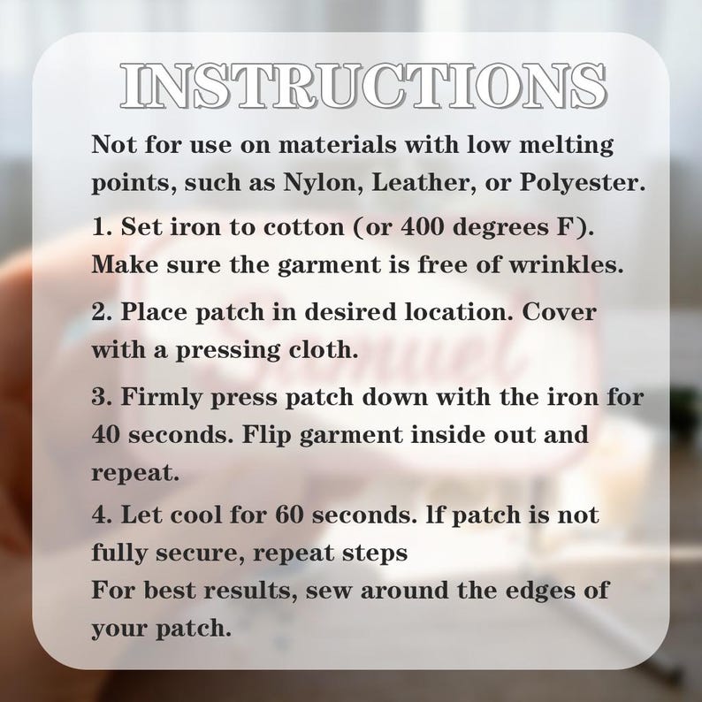 Pu&ograve; includere: Scheda rettangolare bianca con la parola "INSTRUCTIONS" in alto. Fornisce istruzioni dettagliate per applicare una toppa con il ferro da stiro, inclusi temperatura e tempo. Il testo &egrave; in un carattere chiaro e leggibile.