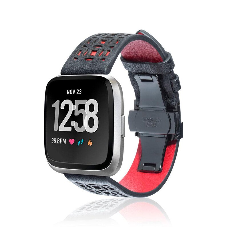 K&ouml;nnte beinhalten: Eine Smartwatch mit einem schwarzen und roten Lederarmband. Das Zifferblatt zeigt die Uhrzeit 12:58 Uhr mit dem Datum 23. November an. Das Armband hat ein dekoratives Ausschnittmuster und einen Edelstahlverschluss.