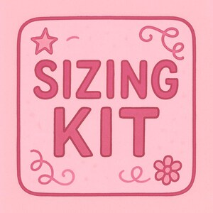 Op de afbeelding: Een roze vierkante afbeelding met afgeronde hoeken met de woorden "SIZING KIT" in een donkerdere roze lettertype. Een ster, een bloem en decoratieve krullen omringen de tekst. De achtergrond is een lichtere roze tint.