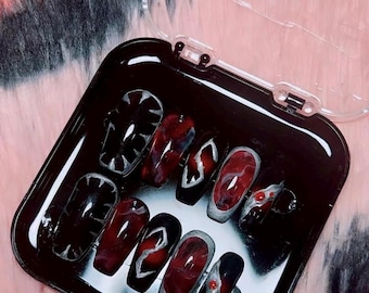 ¡Uñas postizas personalizadas estilo ataúd medianas! Para el primer pedido, envíanos un mensaje directo en Instagram para obtener el kit de tallas o el diseño. ¡Nuevo!