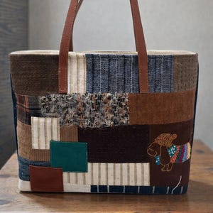 Borsa tote patchwork fatta a mano, tessuto vintage, ricamo a forma di cane