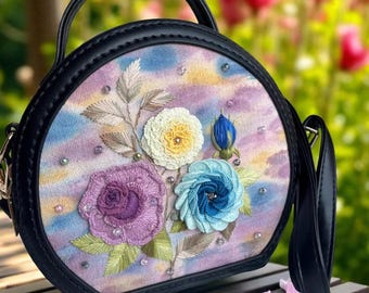 Torebka na ramię w stylu boho z ręcznie haftowanym fioletowym bukietem kwiatów w kształcie półksiężyca, wyjątkowa i jedyna w swoim rodzaju