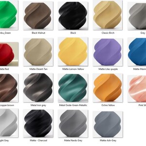 Puede incluir: Una colecci&oacute;n de 25 objetos decorativos abstractos y arremolinados en varios colores, incluyendo el verde azulado, el verde, el negro, el amarillo, el gris y el rosa. Cada objeto tiene un nombre de color &uacute;nico que se muestra debajo, como "Teal" y "Hot Pink".