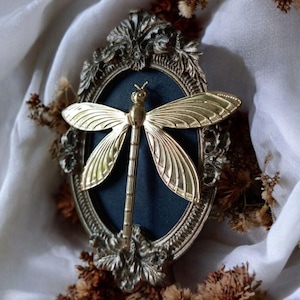 Ważka ex-voto – gotycka wegańska fałszywa taksydermia – barokowa dekoracja ścienna gabinetu osobliwości – czarownictwo i ezoteryka na Halloween