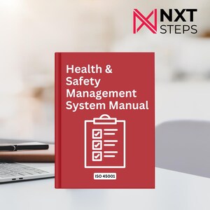 Op de afbeelding: Een rood boek met de titel "Health & Safety Management System Manual" in witte tekst en een checklistafbeelding. Het boek is gelabeld "ISO 45001" en heeft het logo "NXT STEPS". Een laptop en pen zijn zichtbaar op de achtergrond.