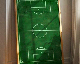Minimalistischer Fußballplatz Grüner Druck - Modernes Fußballfeld Wandposter für Sport inspirierte Wohnkultur