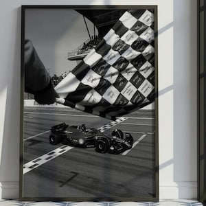 Finish Line F1 Poster – Checkered Flag Racing Art – Black and White Motorsport Wall Print – Formula 1 Vintage Decor for Car Fans