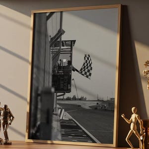 Checkered Flag Formula 1 Poster – Vintage Race Finish Wall Art – Black and White Motorsport Print – Iconic Racing Moment Decor