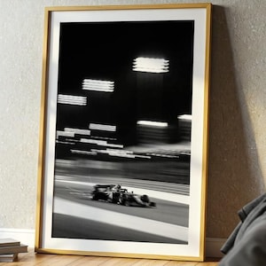 Night Race F1 Poster – Motion Blur Photography – Black and White Formula 1 Wall Art – Modern Motorsport Print for Racing Lovers