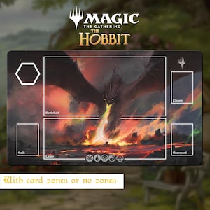Peut inclure: Un tapis de jeu rectangulaire Magic The Gathering The Hobbit illustré d'un grand dragon crachant du feu sur un paysage volcanique. Le tapis comporte des zones délimitées en blanc marquées Battlefield, Library, Exile et Graveyard, avec des symboles de mana.