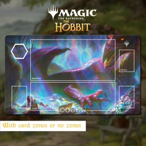 Pode incluir: Um tapete de jogo retangular para Magic The Gathering The Hobbit com uma ilustração de fantasia colorida de um dragão e um personagem. O tapete inclui zonas delineadas em branco rotuladas como Battlefield, Library, Exile, Lands e Graveyard.