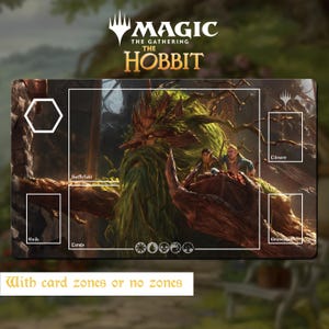 Peut inclure: Un tapis de jeu rectangulaire arborant la marque Magic The Gathering The Hobbit avec une grande créature arboricole et deux personnages. Le tapis inclut des zones de cartes blanches délimitées, marquées Battlefield, Library, Exile et Graveyard.