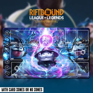 Puede incluir: Una alfombrilla de juego rectangular para el juego de cartas coleccionables League of Legends. La alfombrilla presenta un diseño vibrante con personajes y zonas de juego etiquetadas como "Base", "Rune Deck" y "Main Deck". El texto "Riftbound League of Legends Trading Card Game" está en la parte superior.