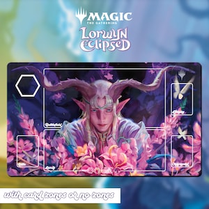 Puede incluir: Una alfombrilla de juego de Magic: The Gathering con una ilustración de fantasía de un personaje con grandes cuernos y orejas de elfo, rodeado de flores rosas. La alfombrilla tiene zonas etiquetadas como "Battlefield", "Lands", "Library" y "Graveyard". El texto "Lorwyn Eclipsed" está en la parte superior.
