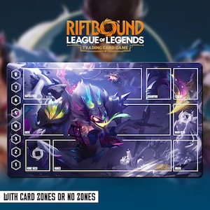 Puede incluir: Una alfombrilla rectangular para el juego de cartas coleccionables League of Legends. La alfombrilla presenta una vibrante ilustración de un personaje con acentos morados, azules y amarillos. La alfombrilla tiene zonas designadas para cartas y el texto "WITH CARD ZONES OR NO ZONES".