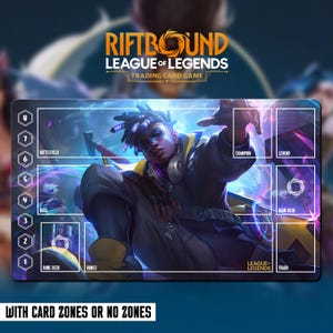 Op de afbeelding: Een rechthoekige speelmat voor het League of Legends ruilkaartspel. De mat heeft een levendige illustratie van een personage met dreadlocks. De mat heeft zones voor kaarten, waaronder een slagveld, runendek en hoofddek. De tekst "RIFTBOUND LEAGUE OF LEGENDS TRADING CARD GAME" wordt weergegeven.