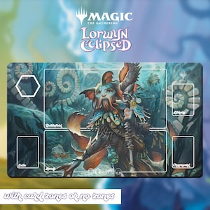 Puede incluir: Alfombrilla de juego Magic: The Gathering con el diseño Lorwyn Eclipsed. La alfombrilla presenta una ilustración detallada de una criatura fantástica en un entorno acuático. Incluye zonas para Exile, Lands, Battlefield, Library y Graveyard. El texto "with card zones or no zones" está en la parte inferior.