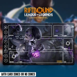 Puede incluir: Alfombrilla de juego de cartas coleccionables Riftbound League of Legends con una ilustración de personaje. La alfombrilla tiene zonas para cartas, incluyendo un mazo de runas, un mazo principal y una pila de descarte. El texto "WITH CARD ZONES OR NO ZONES" está en la parte inferior.