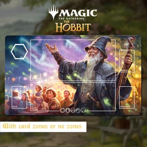 Puede incluir: Un tapete de juego rectangular con una ilustración de Magic The Gathering The Hobbit de un mago con barba blanca larga y bastón, rodeado por una multitud. El tapete incluye zonas de cartas delineadas en blanco etiquetadas como Battlefield, Library, Exile, Lands, Graveyard y cinco símbolos de maná en la parte inferior.