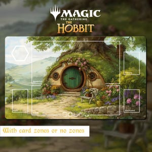 Op de afbeelding: Een rechthoekige speelmat met een Magic The Gathering The Hobbit illustratie van een hobbitwoning met een groene ronde deur in een heuvel, bloemen, een bankje en witte opgedrukte kaartzones met de labels Battlefield, Library, Exile en Graveyard.