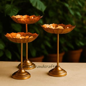 Golden Taj Urli Dreier Set: Antike goldene dekorative Schalen mit Ständern