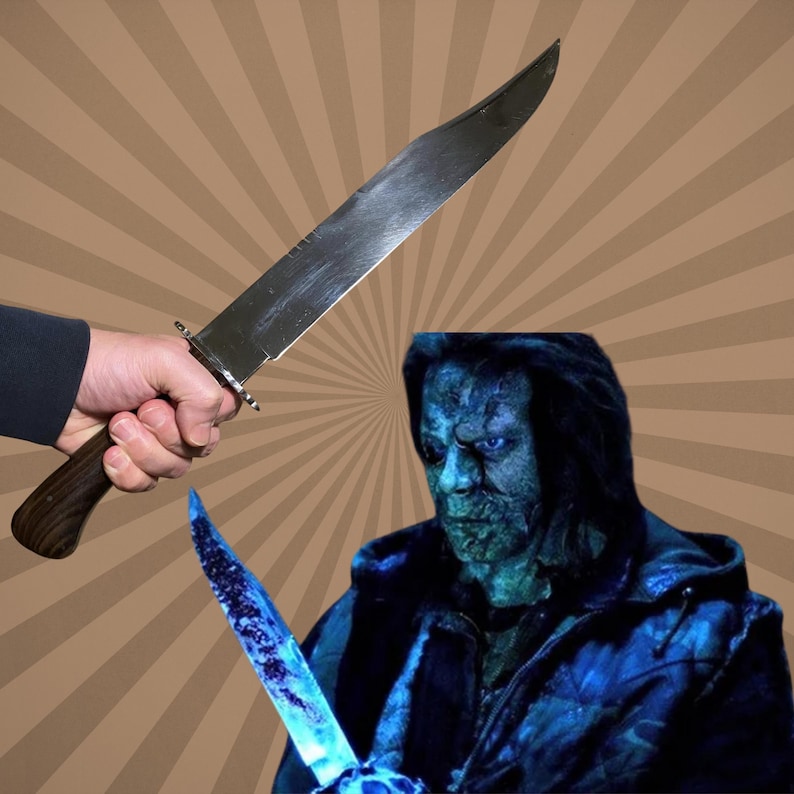 Op de afbeelding: Een groot, glanzend metalen mes met een houten handvat wordt in een hand gehouden. Een blauw getinte figuur staat op de achtergrond en houdt een kleiner mes vast. De achtergrond heeft een bruin en tan zonnestraalontwerp.