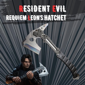 Pu&ograve; includere: Un'ascia argentata e nera con un manico curvo e una lama. L'ascia ha un foro circolare vicino alla lama e viene visualizzata con il testo "RESIDENT EVIL REQUIEM LEON'S HATCHET".