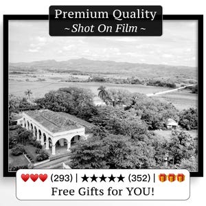 Op de afbeelding: Zwart-wit ingelijste foto van een landschap met een groot gebouw en bomen. De afbeelding bevat tekst bovenaan: "Premium Quality ~ Shot On Film ~."