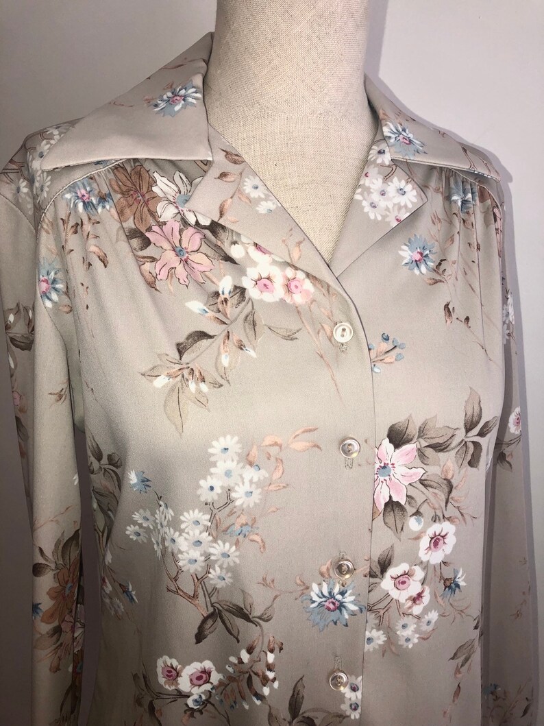 It/'s Gailord Vintage Floral Print Button Down V Neck Blouse