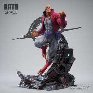 Puede incluir: Figura detallada de un personaje calvo y tuerto con chaqueta roja, pantalones grises y cinturón morado. La figura está posada dinámicamente sobre una base futurista con el texto "RATH SPACE" y "CRAFTED IN SPACE PRINT ON EARTH".