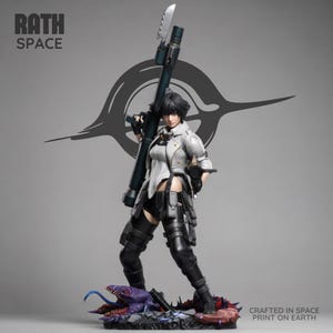 Puede incluir: Figura detallada de un personaje femenino con chaqueta blanca, pantalones cortos negros y botas altas negras, sosteniendo un arma grande. La figura está sobre una base con una criatura morada. Se ven las palabras "RATH SPACE" y "CRAFTED IN SPACE PRINT ON EARTH".