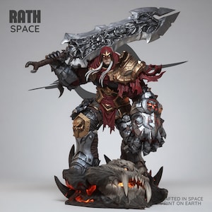 Puede incluir: Figura detallada de un guerrero con una gran espada, que lleva una armadura roja y dorada. La figura se encuentra sobre una base con la cabeza de un monstruo. El texto "RATH SPACE" está en la parte superior izquierda. El texto "CRAFTED IN SPACE PRINT ON EARTH" está en la parte inferior derecha.