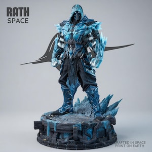 Puede incluir: Estatua detallada de un personaje con armadura azul y negra con capucha. La figura se alza sobre una base detallada con formaciones de hielo. Los textos "RATH SPACE" y "CRAFTED IN SPACE PRINT ON EARTH" son visibles.