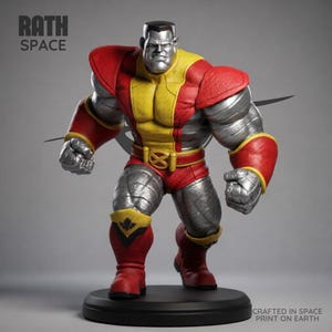 Könnte beinhalten: Colossus-Actionfigur mit silbernem Metallkörper und roten und gelben Akzenten. Die Figur steht auf einer schwarzen Basis, mit dem Text "RATH SPACE" und "CRAFTED IN SPACE PRINT ON EARTH" sichtbar.