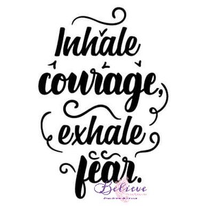 Puede incluir: Gr&aacute;fico de tipograf&iacute;a en blanco y negro con el texto "Inhala coraje, exhala miedo." El texto est&aacute; en una fuente cursiva y tiene adornos decorativos.