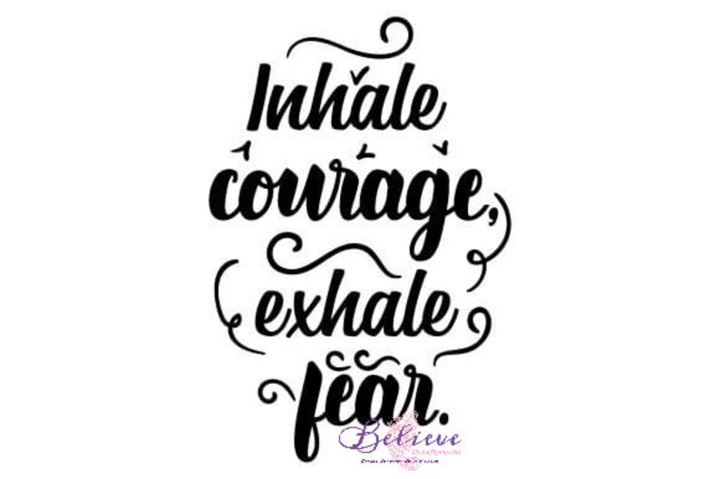 Puede incluir: Gr&aacute;fico de tipograf&iacute;a en blanco y negro con el texto "Inhala coraje, exhala miedo." El texto est&aacute; en una fuente cursiva y tiene adornos decorativos.