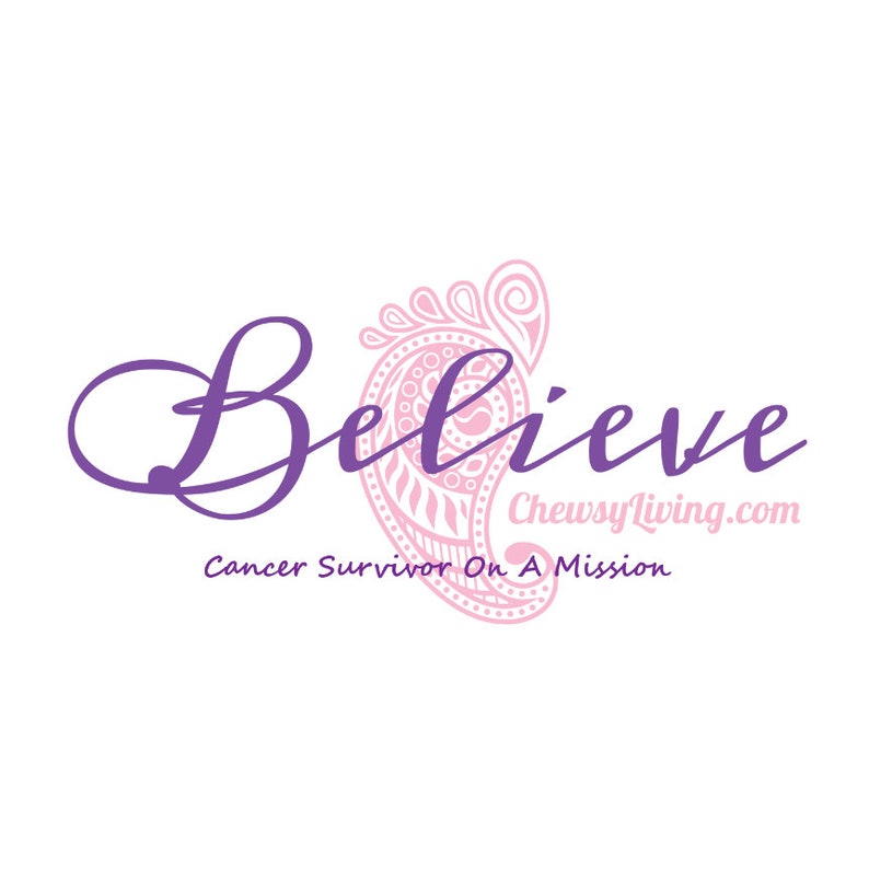 以下が含まれることがあります： 「Believe」と紫色の筆記体で書かれたテキスト。ピンクのペイズリー柄と「ChewsyLiving.com」と「Cancer Survivor On A Mission」のテキストが下にあります。