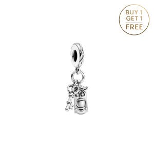 Könnte beinhalten: Ein silberner Charm mit einem Schlüssel- und Türdesign. Der Charm hängt an einer Schlaufe und weist filigrane Details auf. Das Bild enthält auch einen goldenen Kreis mit dem Text "BUY 1 GET 1 FREE".